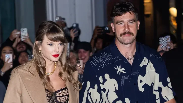 A atenção do mundo do entretenimento se volta novamente para um dos casais mais comentados da atualidade: a superestrela da música Taylor Swift e o campeão da NFL Travis Kelce. Rumores sobre um possível casamento Taylor Swift Travis Kelce em junho vêm agitando as redes sociais e os veículos de comunicação, alimentando a expectativa dos fãs que acompanham de perto cada passo dessa relação midiática. Desde que o romance entre a cantora e o jogador de futebol americano veio à tona, a vida de ambos tem sido um foco constante de especulação e fascínio público. A união de duas personalidades tão proeminentes em seus respectivos campos – a música pop global e o esporte de alto nível – criou um fenômeno cultural que transcende as fronteiras do entretenimento e do esporte. A Trajetória de um Romance Sob os Holofotes O relacionamento de Taylor Swift e Travis Kelce começou a ganhar destaque no segundo semestre de 2023, quando a cantora foi vista apoiando o jogador em jogos do Kansas City Chiefs, time de Kelce. O que inicialmente parecia ser um interesse casual rapidamente evoluiu para um romance assumido, com aparições públicas e demonstrações de carinho que encantaram milhões de fãs ao redor do globo. A presença de Taylor nos estádios se tornou um evento à parte, gerando um aumento significativo na audiência dos jogos da NFL e na venda de produtos relacionados ao time de Kelce. A cada aceno, sorriso ou abraço, a internet explodia com análises e comemorações, solidificando o status do casal como um dos mais poderosos e influentes da atualidade. Essa visibilidade sem precedentes transformou o relacionamento em um dos maiores assuntos da cultura pop, mostrando como a vida pessoal de celebridades pode se entrelaçar com o interesse público de maneiras inesperadas e impactantes. A discrição, mas ao mesmo tempo a abertura em momentos-chave, permitiu que os fãs sentissem uma conexão genuína com a história de amor que se desenrolava diante de seus olhos. Os Detalhes dos Boatos de um Casamento em Junho A mais recente onda de especulações aponta para um possível casamento Taylor Swift Travis Kelce em junho. Embora os detalhes específicos sobre a origem desses boatos sejam frequentemente nebulosos em um ambiente de notícias de celebridades, a menção de uma data tão próxima desencadeou uma verdadeira febre entre os seguidores. Fontes não oficiais e insiders do mundo do entretenimento têm compartilhado a informação, que rapidamente se espalhou por blogs, fóruns de fãs e redes sociais. A ausência de uma confirmação oficial, no entanto, apenas intensifica a curiosidade, deixando a porta aberta para diversas teorias e esperanças. A imprensa internacional tem explorado a possibilidade, ponderando sobre os desafios logísticos de um evento desse porte, considerando as agendas apertadas de ambos. Taylor Swift está atualmente em sua monumental “The Eras Tour”, uma das turnês mais bem-sucedidas da história, enquanto Travis Kelce se prepara para a próxima temporada da NFL. Um casamento em junho exigiria um planejamento meticuloso e, provavelmente, uma cerimônia mais íntima e reservada para driblar a atenção da mídia. Contudo, a ideia de que o casal poderia estar secretamente organizando um dos eventos mais aguardados do ano apenas adiciona mais tempero à narrativa. Taylor Swift: A Imperatriz da Música Pop Taylor Swift é, sem dúvida, uma das artistas mais influentes e bem-sucedidas de sua geração. Com uma carreira que abrange mais de uma década, ela conquistou legiões de fãs com suas letras introspectivas, melodias cativantes e uma habilidade ímpar para se reinventar. Seus álbuns, como “1989”, “Reputation” e “Midnights”, quebraram recordes de vendas e streams, enquanto sua “The Eras Tour” se tornou um fenômeno global, gerando bilhões de dólares e impactando economias locais por onde passa. Taylor é mais do que uma cantora; ela é um ícone cultural, uma empresária astuta e uma voz poderosa para suas causas. Sua vida pessoal, embora frequentemente protegida, sempre despertou grande interesse. Seus relacionamentos anteriores foram temas de músicas e de intensa cobertura midiática. No entanto, a forma como ela e Kelce têm lidado com a exposição parece ter ressoado de maneira diferente com o público, transmitindo uma sensação de autenticidade e alegria que muitos esperavam ver em sua vida. Travis Kelce: O Atleta Carismático e Campeão Do outro lado, temos Travis Kelce, um dos maiores tight ends da história da NFL. Com múltiplos títulos do Super Bowl com o Kansas City Chiefs, ele é uma figura dominante em seu esporte, conhecido por sua habilidade atlética, carisma e personalidade extrovertida. Kelce não é apenas um atleta de elite; ele também possui uma presença marcante fora dos campos, com participações em programas de TV, podcasts e campanhas publicitárias, o que o torna uma celebridade por direito próprio. Sua personalidade descontraída e seu senso de humor complementam a imagem mais reservada de Taylor, criando uma dinâmica que parece funcionar perfeitamente. A conexão entre os dois é palpável, seja nas comemorações após os jogos ou nos momentos mais íntimos capturados pelas lentes dos paparazzi. A popularidade de Kelce, já alta, explodiu ainda mais com o romance, atraindo para o futebol americano um público que talvez nunca tivesse se interessado pelo esporte antes. O Impacto na Cultura Pop e a Expectativa dos Fãs O potencial casamento Taylor Swift Travis Kelce não é apenas uma notícia sobre duas celebridades; é um evento que ressoa profundamente na cultura pop. Ele simboliza a união de mundos distintos – a música e o esporte – e a capacidade de duas figuras públicas de criar uma narrativa que cativa e inspira. A expectativa em torno de qualquer desenvolvimento nesse relacionamento é imensa, e um casamento seria, sem dúvida, um dos maiores acontecimentos da década no universo das celebridades. Os fãs, carinhosamente conhecidos como “Swifties” e os admiradores de Kelce, estão em polvorosa, ansiosos por qualquer indício de que os rumores sejam verdadeiros. A possibilidade de ver sua ídola dar um passo tão importante na vida pessoal, ao lado de um parceiro que parece trazer tanta felicidade, é motivo de grande celebração. Enquanto a confirmação oficial não chega, o mundo continua a especular, aguardando com batedeira no coração os próximos capítulos dessa fascinante história de amor. Seja em junho ou em outro momento, uma coisa é certa: Taylor Swift e Travis Kelce continuarão a ser um dos casais mais observados e amados do planeta, e qualquer anúncio sobre seu futuro juntos será recebido com entusiasmo global.
