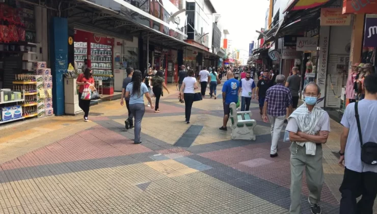 Mudanças na abertura do comércio em feriados deve ser adiada.