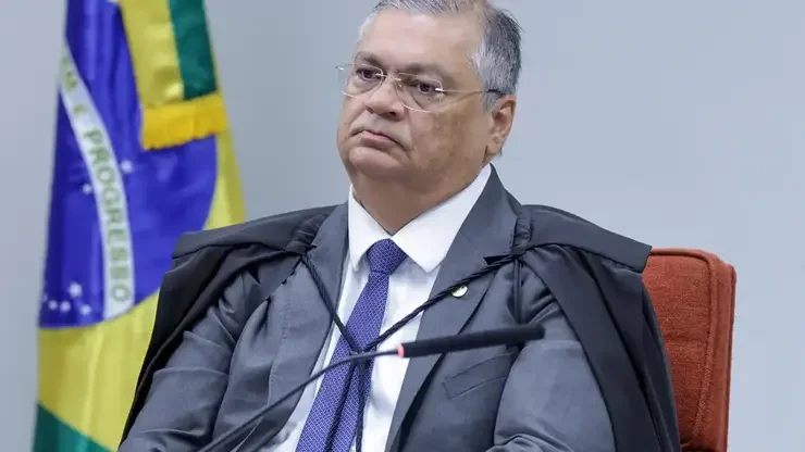 Flávio Dino determina revisão de gastos nos Três Poderes e suspende penduricalhos.